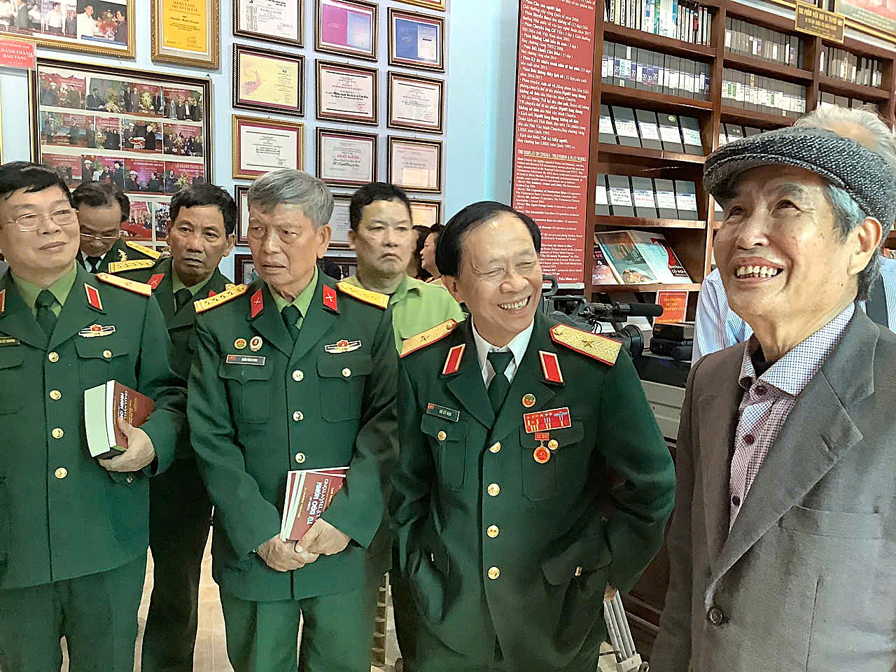 Cây viết anh hùng, tô đời tươi xanh